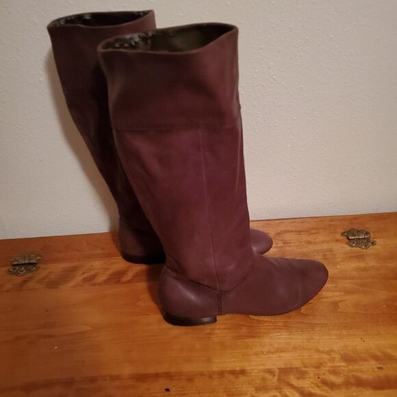 Knee high brown leather boots. - Picture 3 of 7